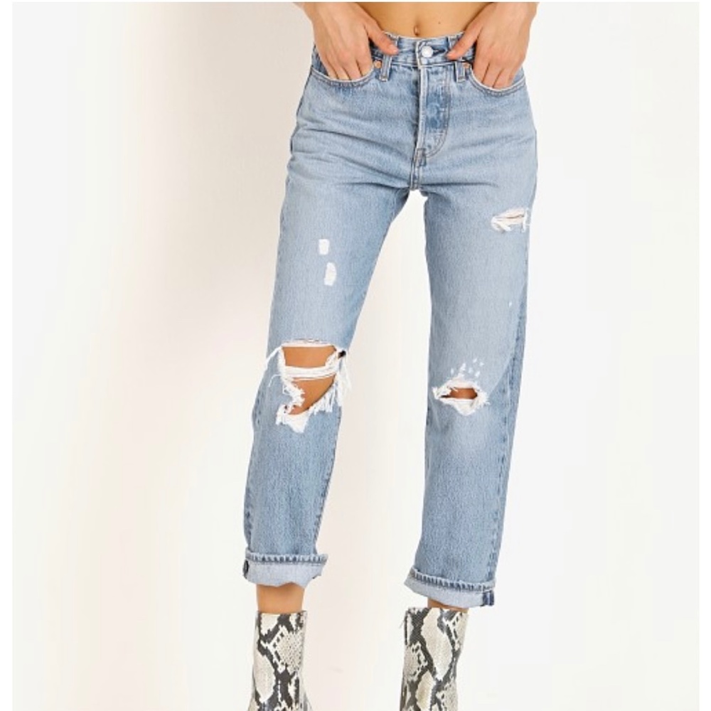 Levis Premium Wedgie Straight Jeans Womens 26 Light Blue Distressed Button Fly